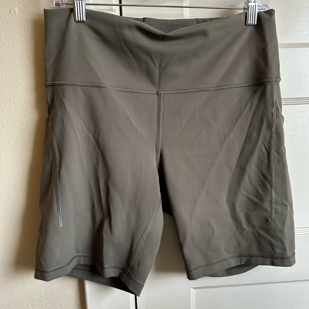 Lululemon Wunder Train 8in Shorts w/Pockets in Green - 14